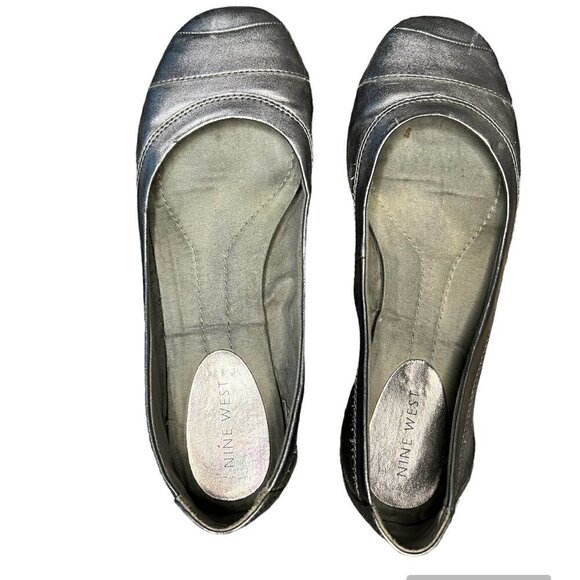 Nine West Silver Flats Size 8.5 GUC - Picture 1 of 4